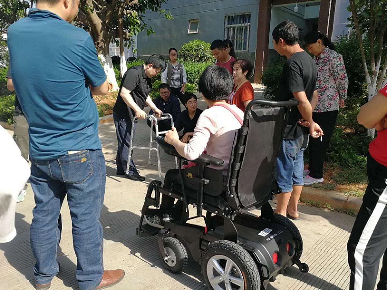 别让父母成为大龄留守儿童，元亨电动老年电动代步车和您一起陪伴他们[元亨电动]