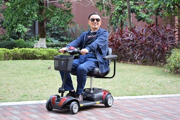开元亨电动遥控折叠智能老年人电动代步车走遍世界