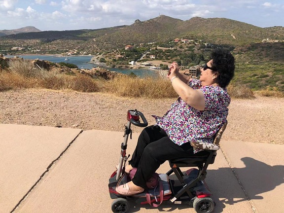秋高气爽，选一款合适的折叠电动轮椅带着爸妈去旅游