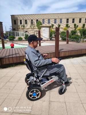 电动轮椅带给行动不便的老人的好处【元亨电动】
