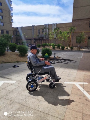 元亨智能电动轮椅让老年人与年轻人的距离更近！