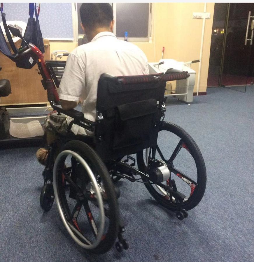 折叠电动轮椅